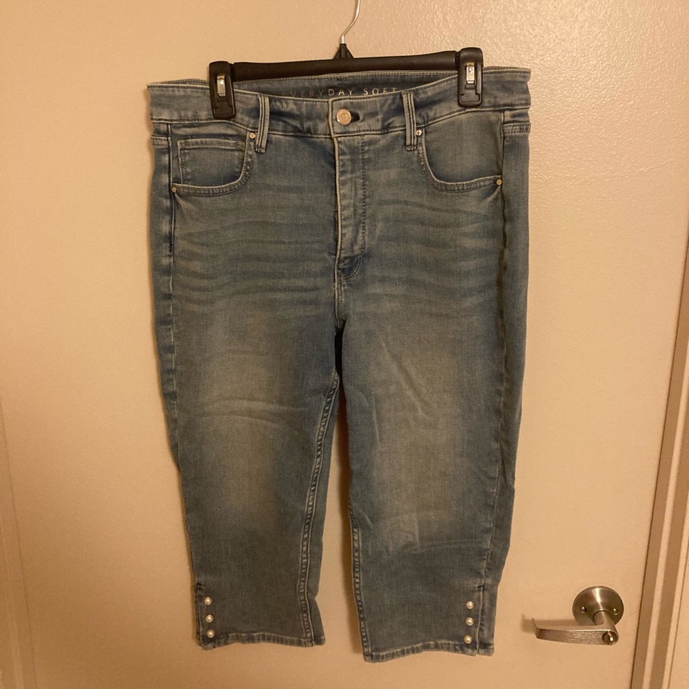 Women’s White House Black Market “everyday soft” Capris size 12